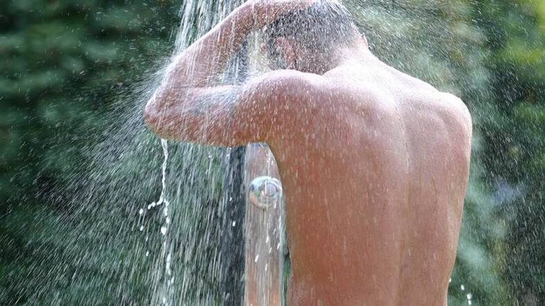 يساعد الاستحمام المتباين الرجل على ابتهاج نفسه ويزيد من فاعلية